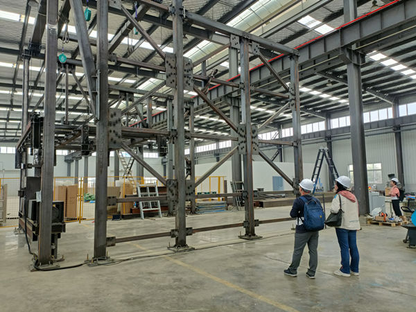 1681522105176333.jpg 龙门式提升机现场验收.jpg